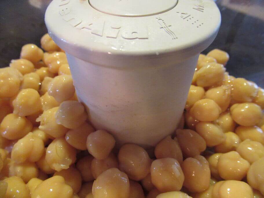 chickpeas_in_food_processor